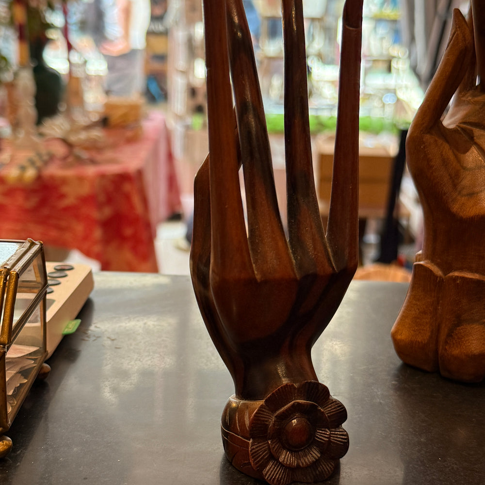 Main en bois marron fonce avec fleur