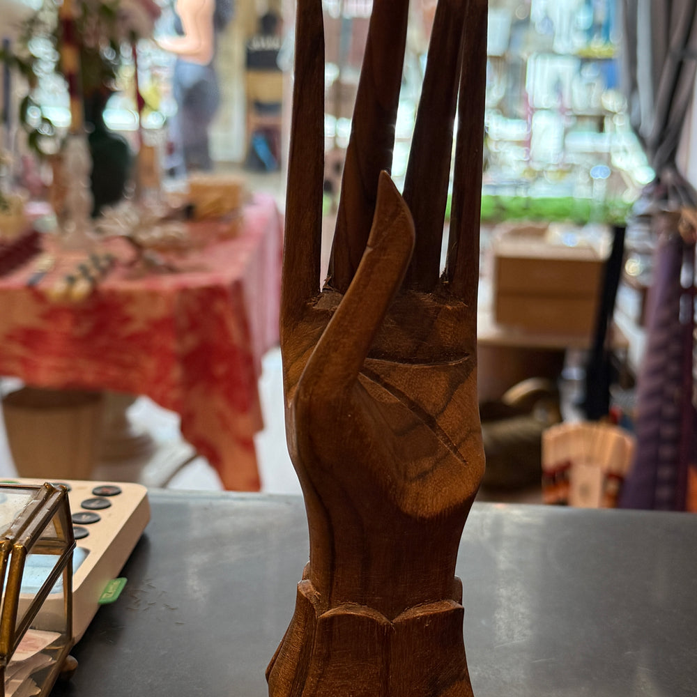 Main en bois marron