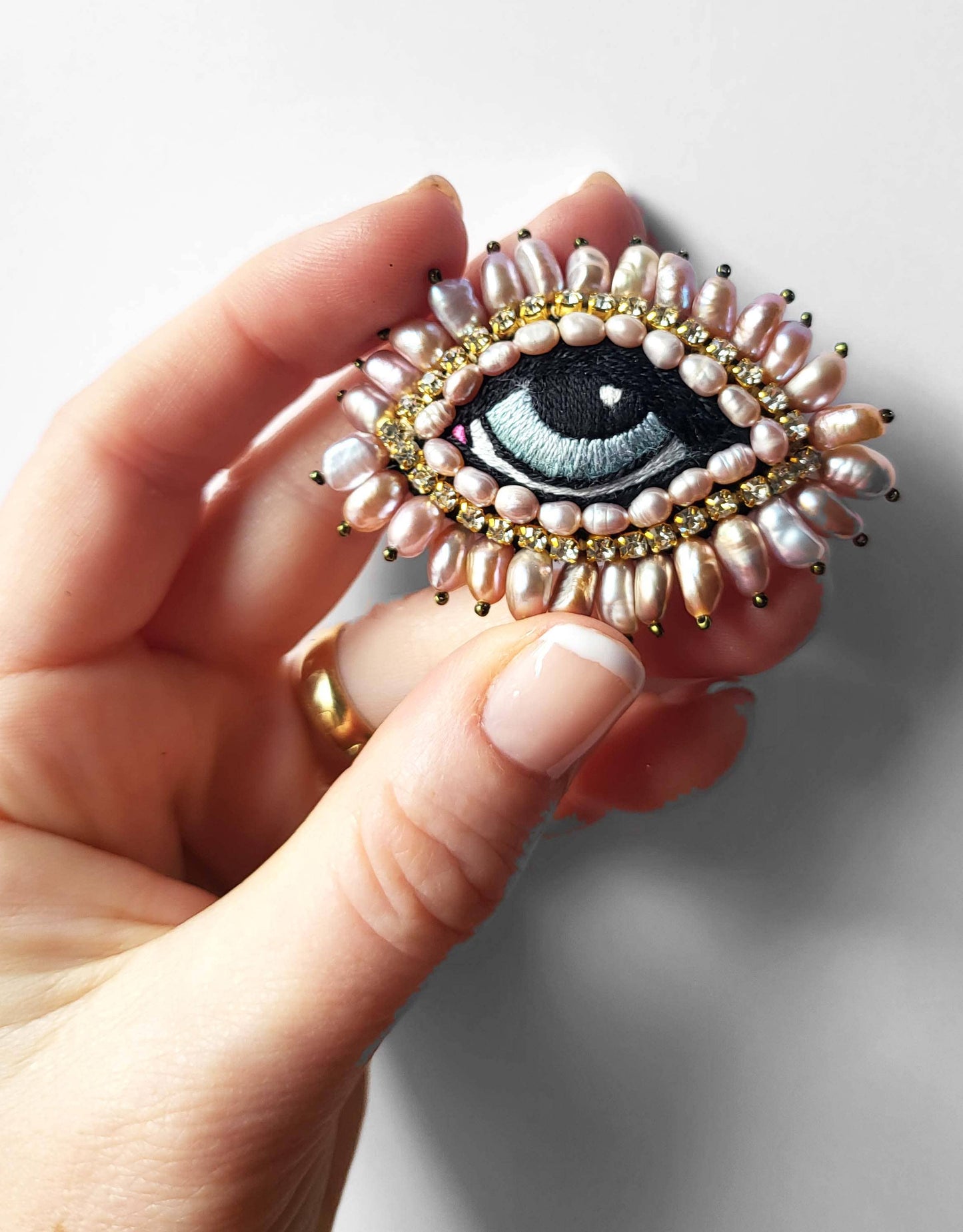 BAROQUE EYE BROOCH WITH FRESHWATER PEARLS - Miss Parfaite 