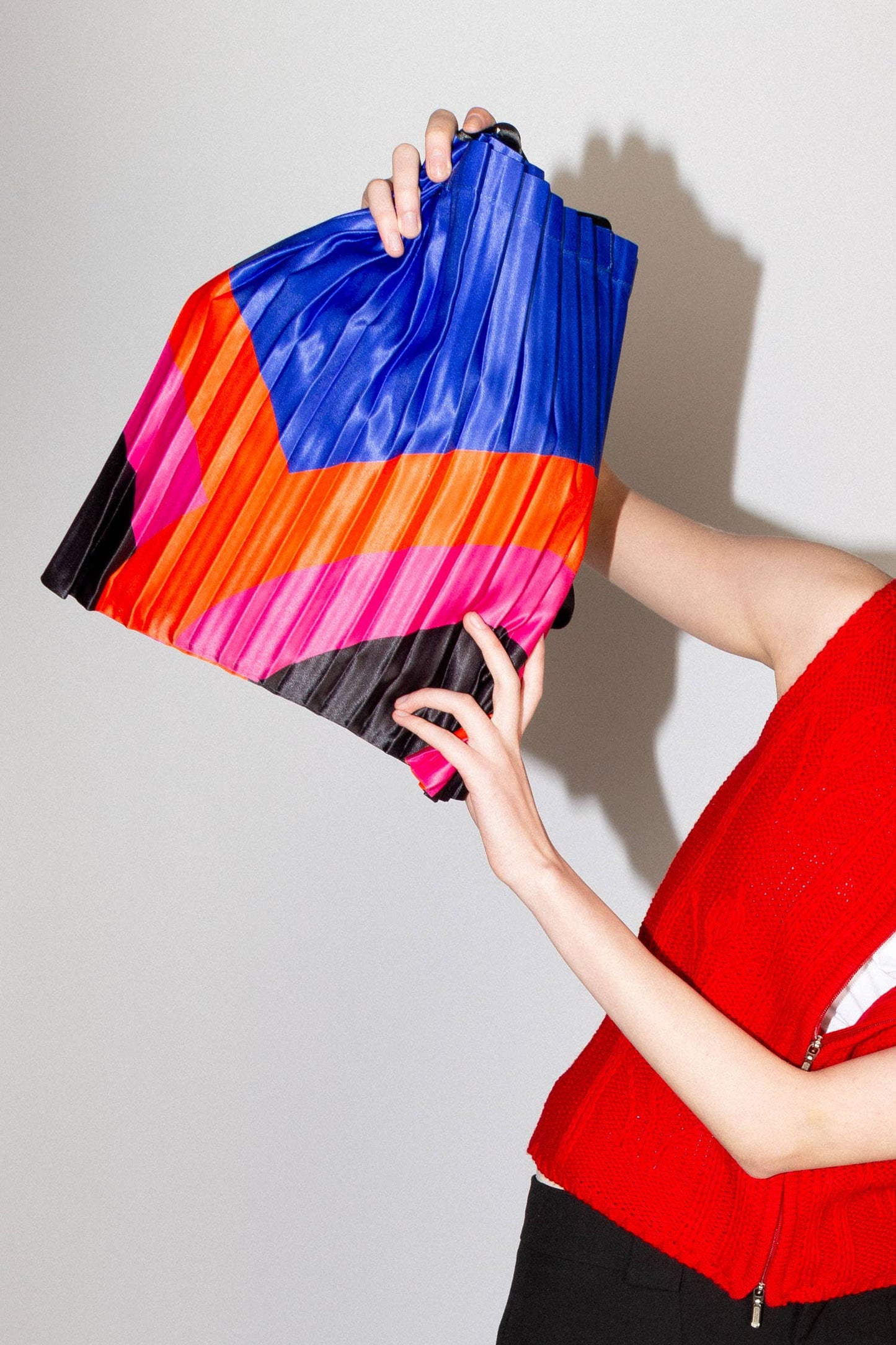 SAC FOURRE-TOUT PLISSÉ EN SATIN ARC-EN-CIEL