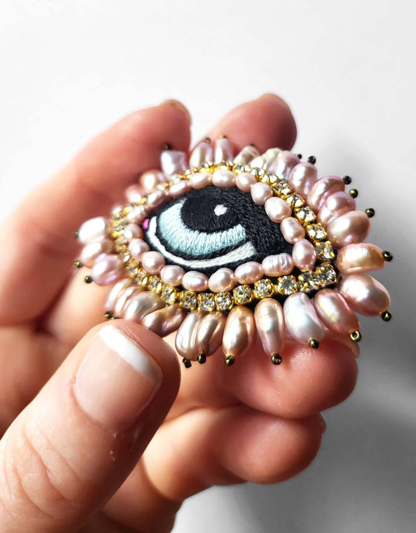 BAROQUE EYE BROOCH WITH FRESHWATER PEARLS - Miss Parfaite 