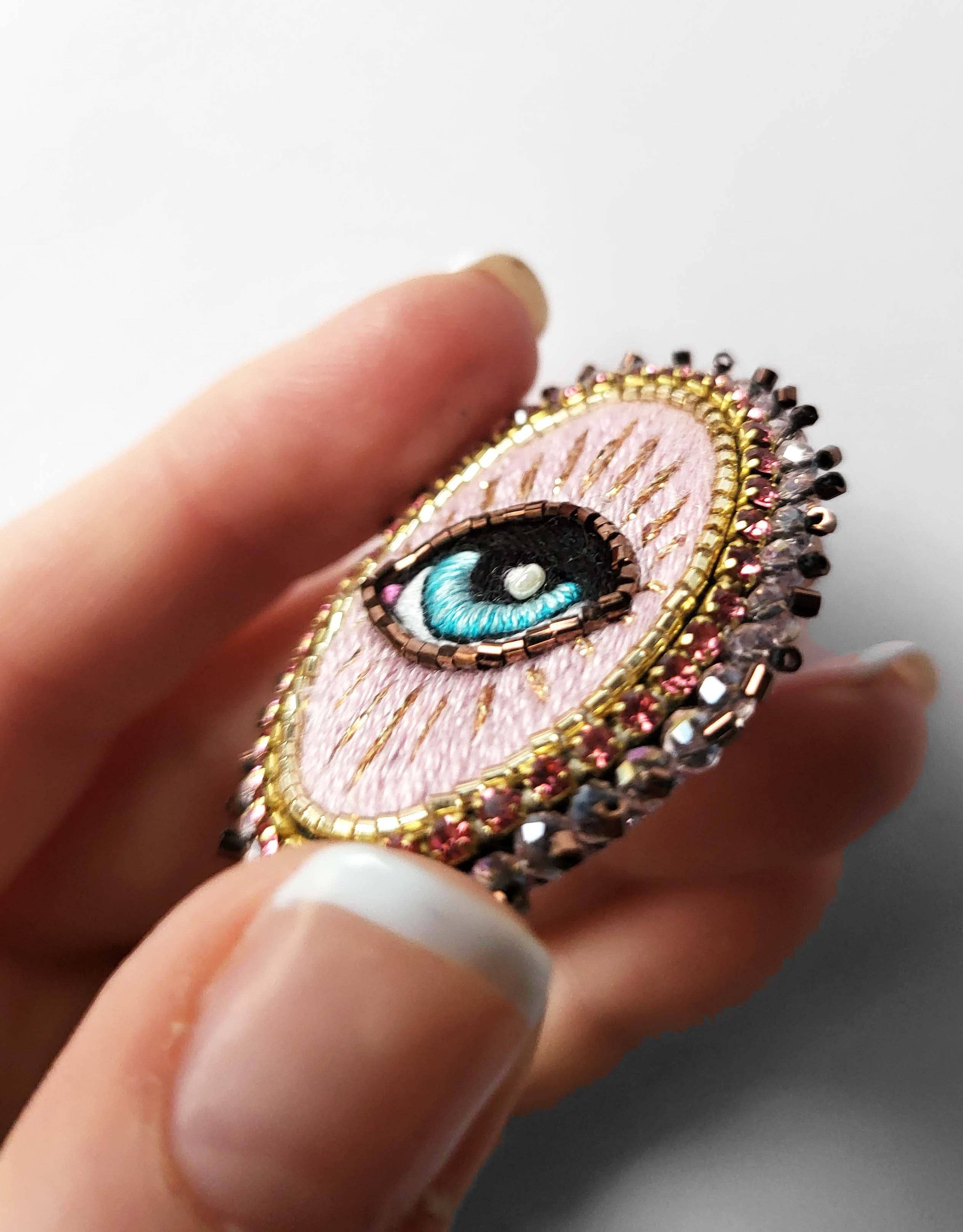 Mini pink eye brooch - Miss Parfaite 